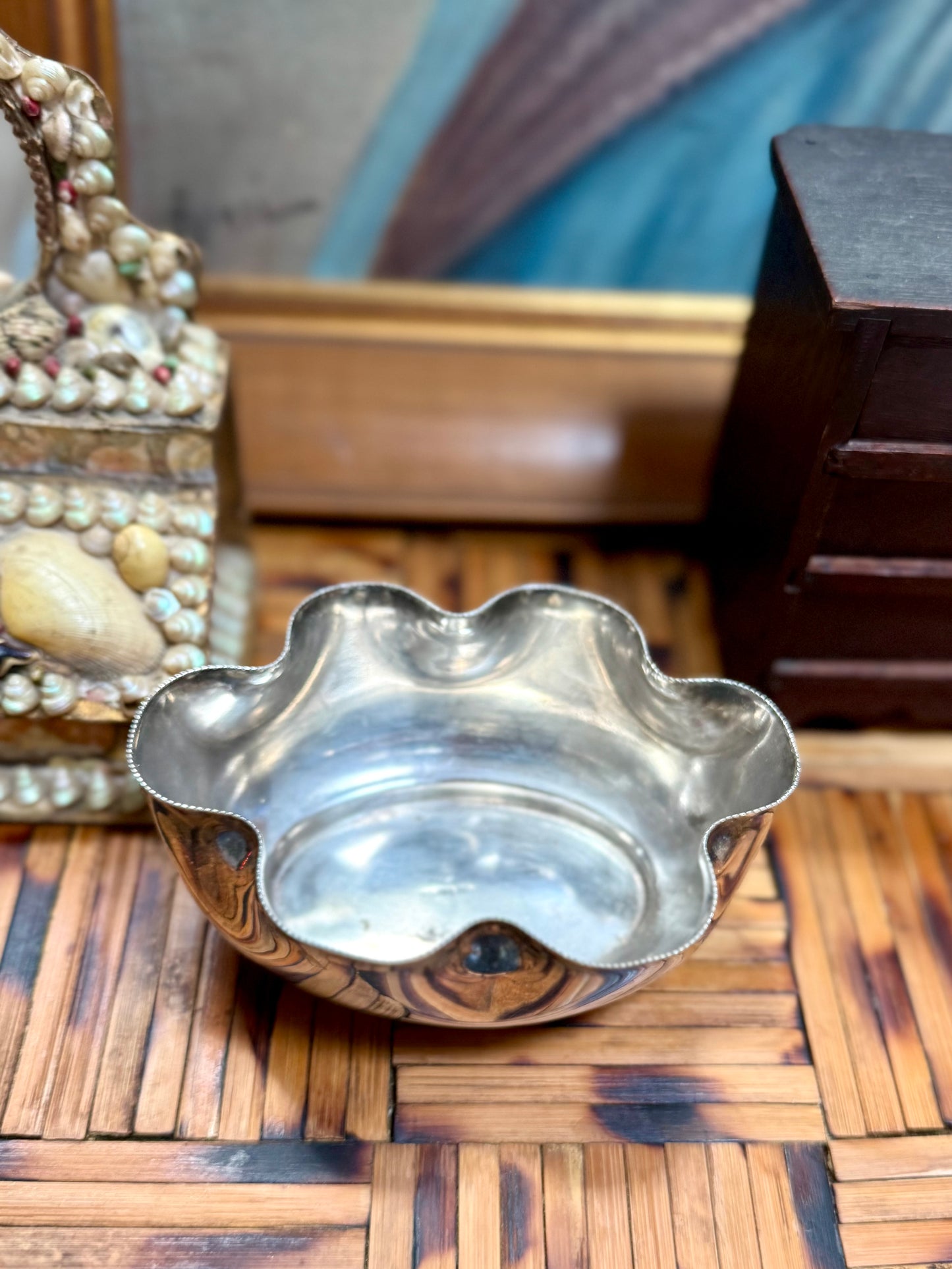 Ruffle Edge Bowl with Birds Nest Coral Decor