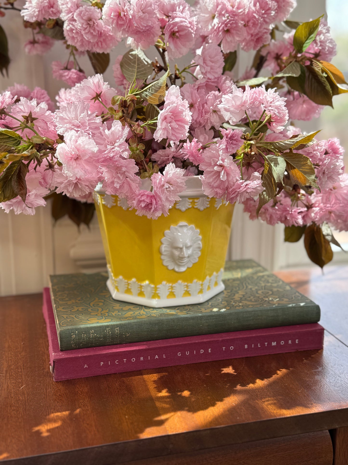 Yellow and White  Mottahedeh Vista Alegre Planter