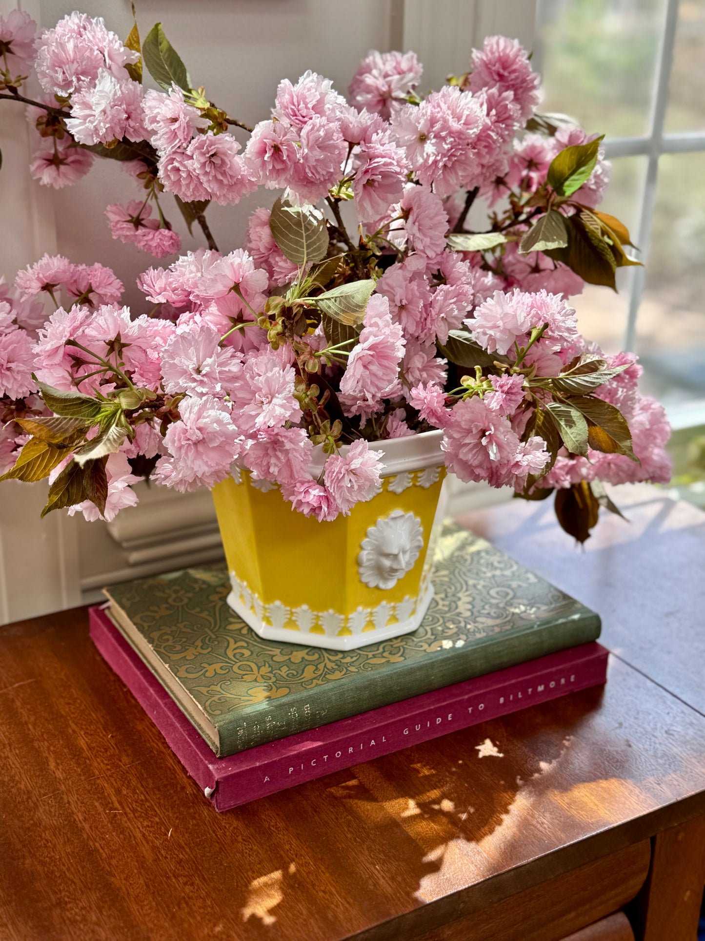 Yellow and White  Mottahedeh Vista Alegre Planter